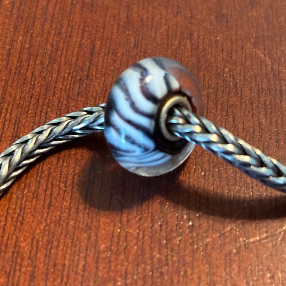 Trollbeads Gray Wolf bead - Picture 2 of 3